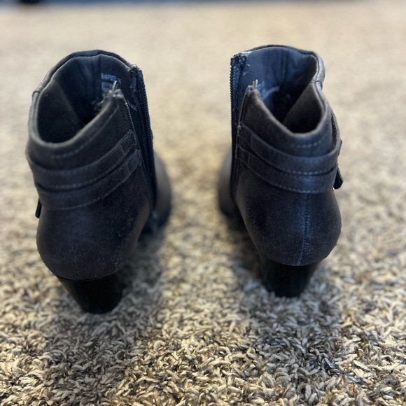 Womens BareTraps Rhapsody Cross Strap Ankle Boots, Mushroom - Picture 9 of 11